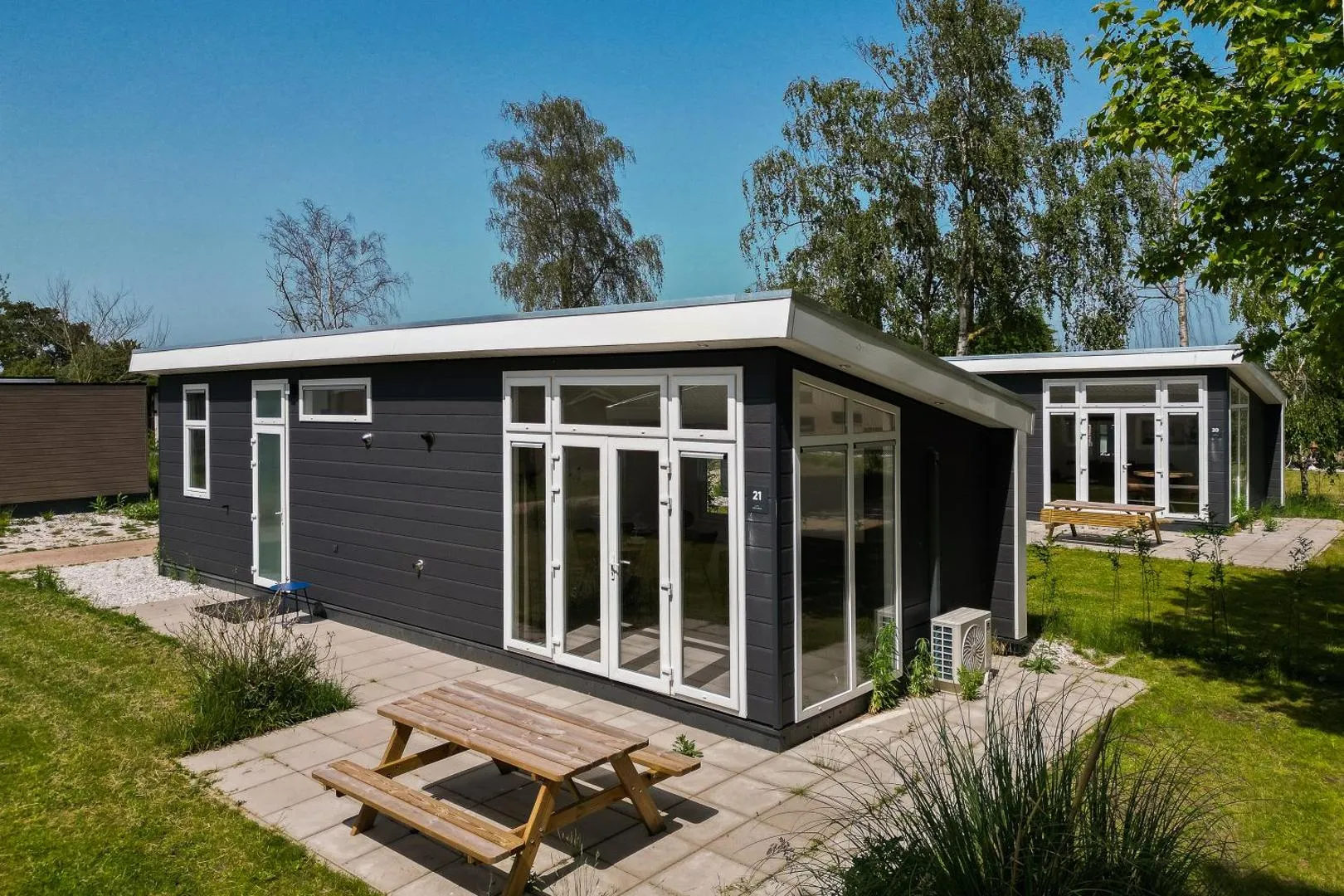 Buitenaanzicht van de Lessenaar 4 persoons vakantiewoning op Resort de Betuwe