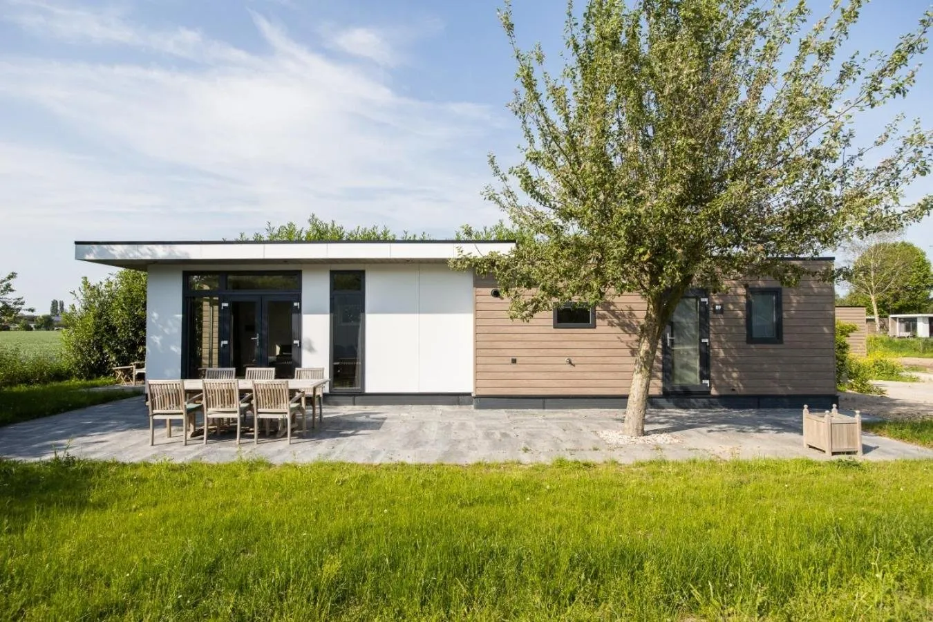 Buitenaanzicht van de Cube XL 6 persoons vakantiewoning op Resort de Betuwe