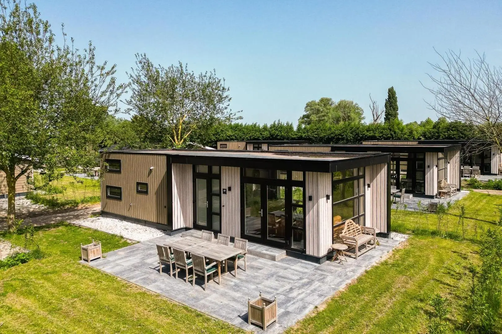 Buitenaanzicht van de Lodge 6 persoons vakantiewoning op Resort de Betuwe