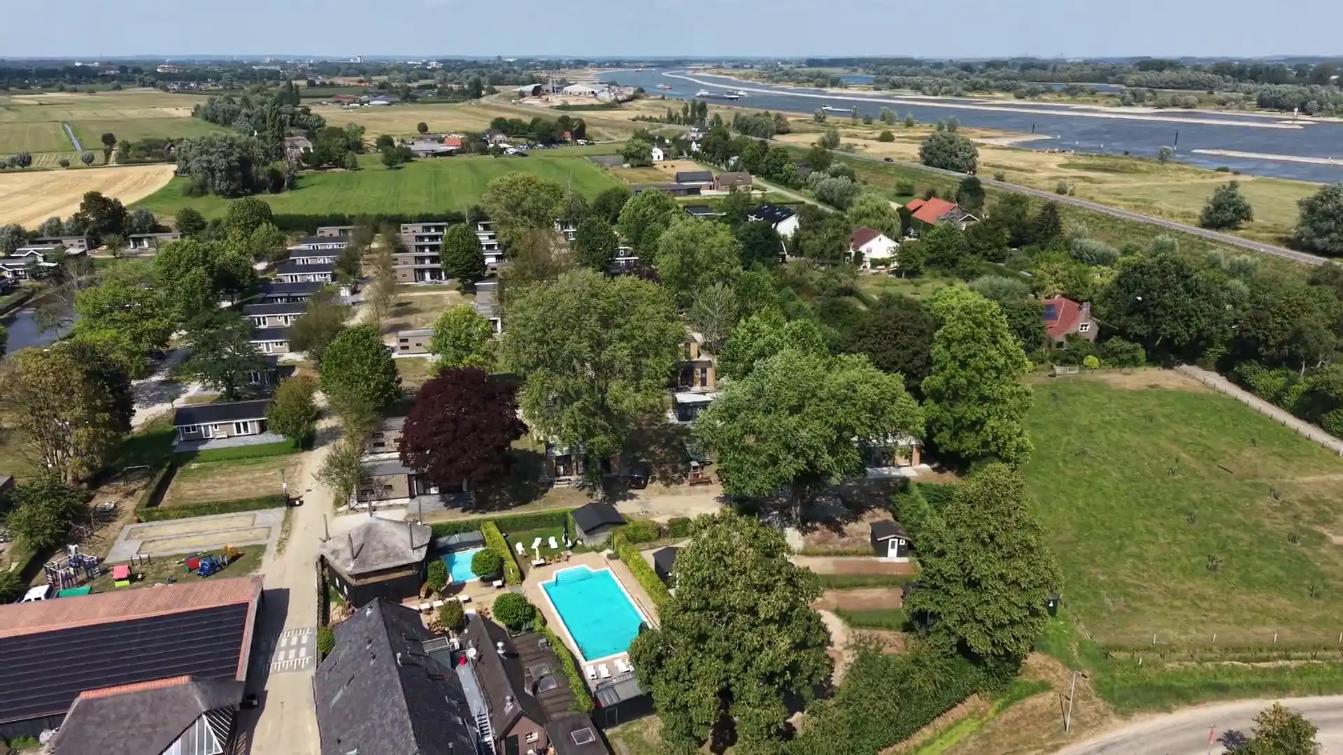 De Waal bij Zennewijnen gezien vanaf de dijk, met de uiterwaarden langs de rivier