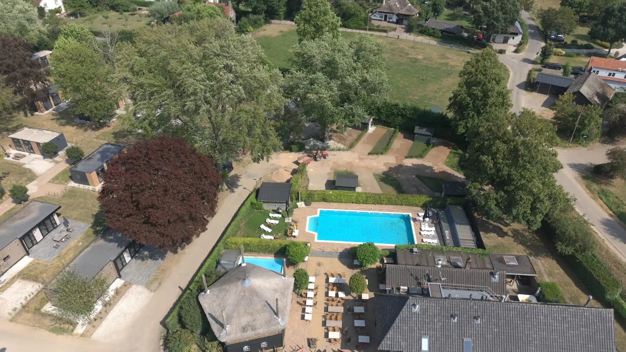 Luchtfoto van het zwembad en de faciliteiten van Resort de Betuwe